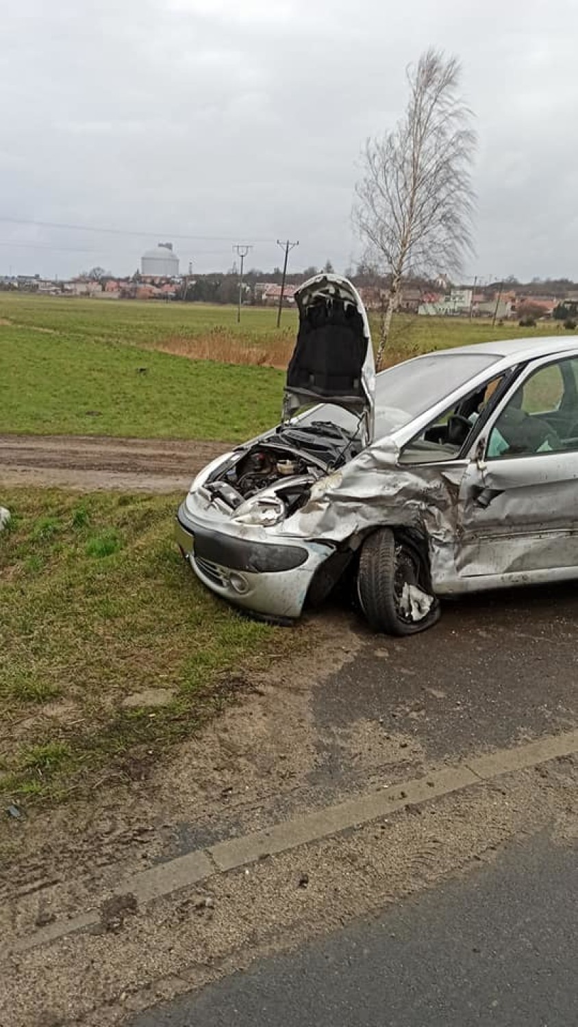 Gostyń. Stracił panowanie nad autem, bo za szybko jechał. Uderzył w prawidłowo jadącego citroena [ZDJĘCIA]