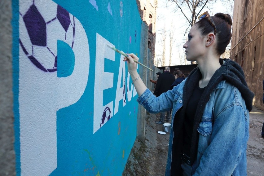 „PEACE” – taki tytuł nosi nowe graffiti, które powstało na...