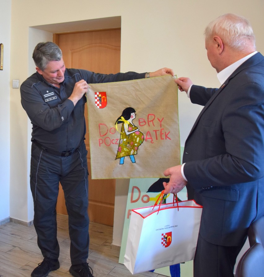 Osadzony z Aresztu Śledczego w Ostrowie Wielkopolskim podarował wyjątkowy prezent Urzędowi Gminy Ostrów Wielkopolski