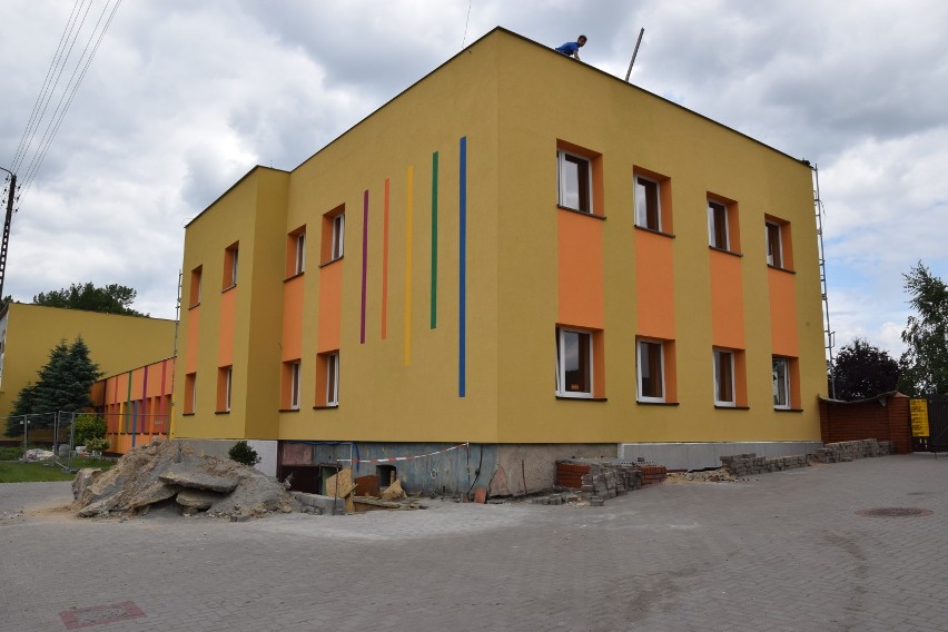 Szkoła w Głuchowie nabiera kolorów