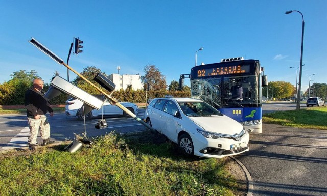 Wypadek przy ul. Szubińskiej w Bydgoszczy. Zderzyły się taksówka osobowa i autobus komunikacji miejskiej