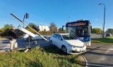 Wypadek w Bydgoszczy. Autobus zderzył się z taksówką. Taksówkarz nie ustąpił pierwszeństwa [zdjęcia]