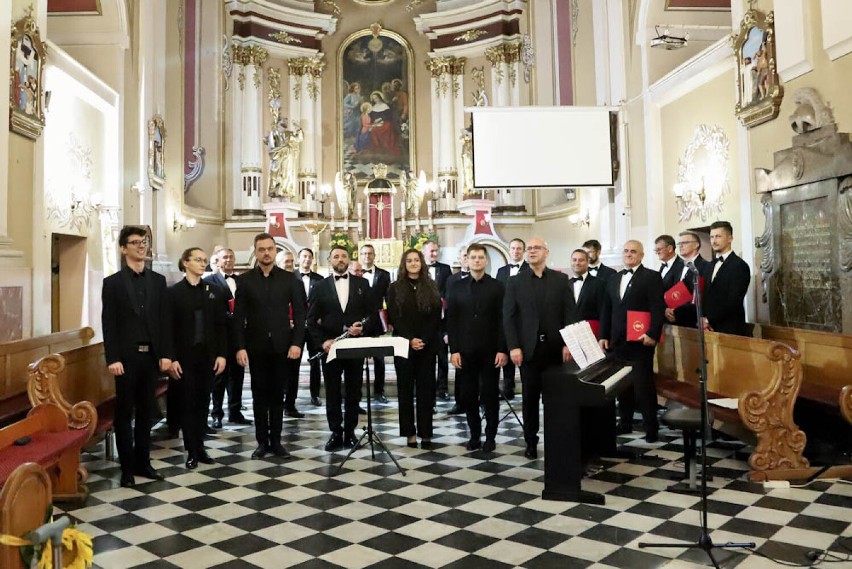 Owacje na stojąco dla chóru Lutnia w kościele w Błaszkach