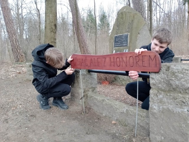 Dawid Weselak i Paweł Lorek własnoręcznie wykonali tabliczkę i zamontowali ją przy pomniku upamiętniającym zamordowanych Żydów