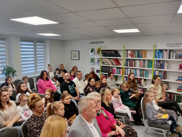 Gminna Biblioteka Publiczna w Dobrzycy przyznała nagrody najaktywniejszym czytelnikom w dwóch kategoriach „przedszkolak w bibliotece - poczytaj mi mamo, poczytaj mi tato” oraz uczniowie szkół podstawowych uczęszczający do klas I-III. Po części oficjalnej, organizatorzy przygotowali warsztaty z Bajanka, które koncentrowały się wokół postaci Kici Koci