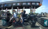 Bójka przed bramkami na autostradzie A4 pod Wrocławiem. Kierowca nie chciał przepuścić motocyklisty [FILM]