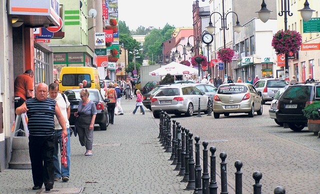 Samochody wiodą prym na ulicy 3 Maja w Dąbrowie Górniczej