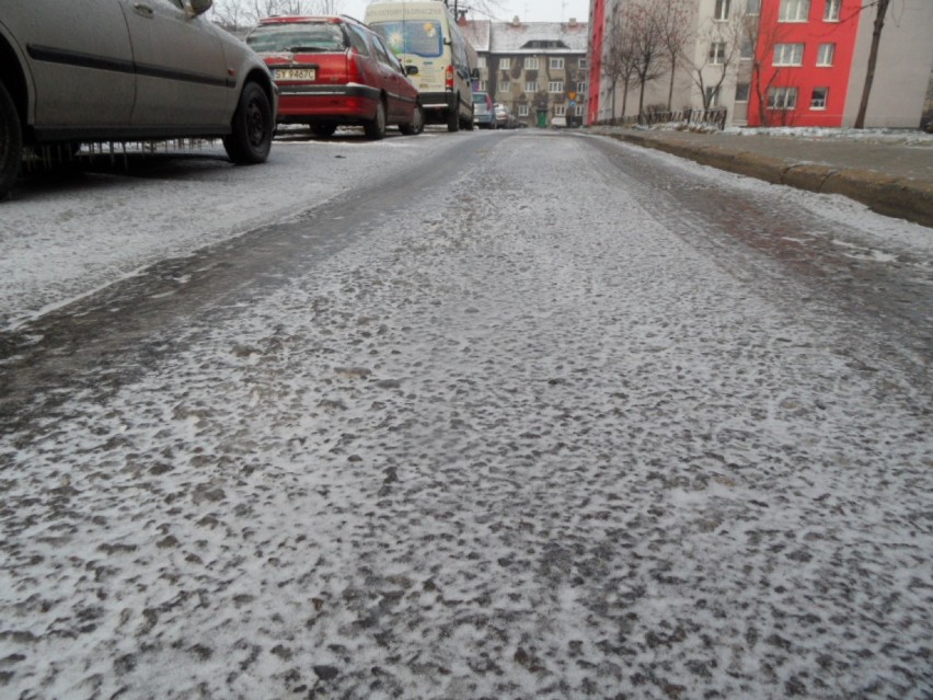 Mróz w Bytomiu : Lodowisko  na placu Sobieskiego i...przed blokiem