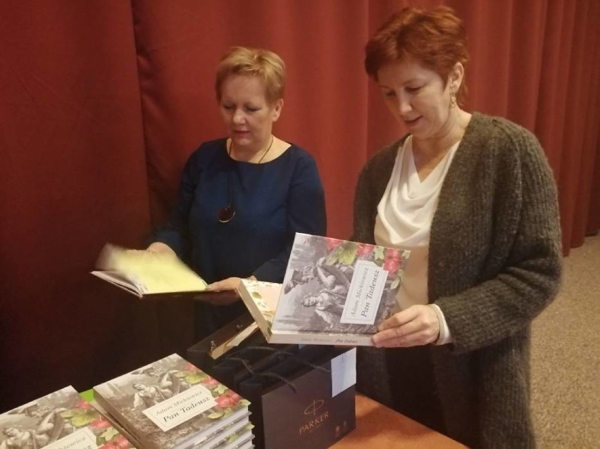 Anna Krześniak i Małgorzata Majda, dyrektor Szkoły...