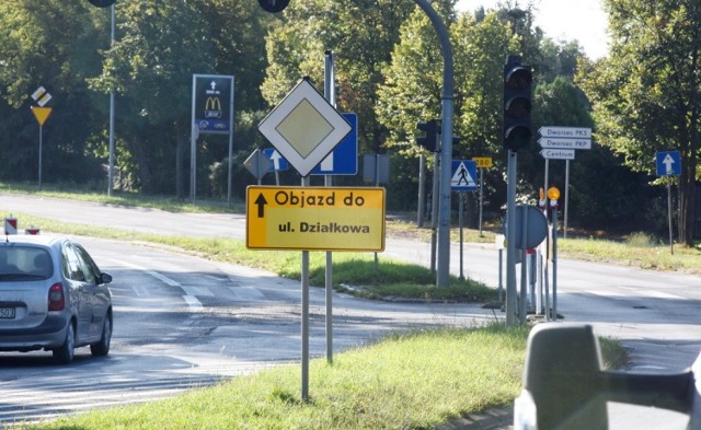 Remont ulicy Zjednoczenia w Zielonej Górze. Są już znaki i ograniczenia w ruchu. 

W czwartek, 17 września, ruszył remont ul. Zjednoczenia w Zielonej Górze. Kierowcy, ale też pasażerowie muszą liczyć się z utrudnieniami. 

W ramach prac remontowych tego odcinka ul. Zjednoczenia mają pojawić się nowe nawierzchnie obu jezdni, odnowy doczekają się też zatoki autobusowe, będą nowe chodniki i ciągi pieszo-rowerowe. 

Pasażerowie, teraz autobusy pojadą tu inaczej! Zmiana w kursach autobusów MZK przez remont ul. Zjednoczenia


Ruszyły prace przy ul. Zjednoczenia w Zielonej Górze.


Gdzie się nie obejrzysz, tam w Zielonej Górze trwa jakiś remont. Wreszcie po latach zmienia się ulica Zjednoczenia, trwają prace przy Energetyków. Przy Poznańskiej, przy Emilii Plater śmigać będziemy po nowych ścieżkach rowerowych. Wciąż trwa też budowa Centrum Zdrowia Matki i Dziecka. Nie mówiąc już o kamienicach, które powoli odzyskują dawny blask. Zobaczcie, co dzieje się w Zielonej Górze! 

