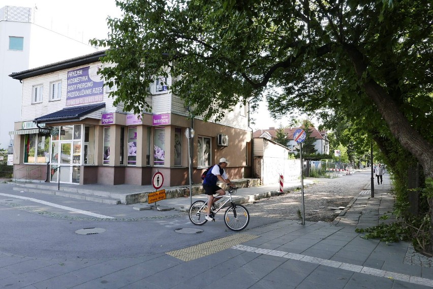 Jak nie budować dróg dla rowerów w Warszawie? Przekonamy się na Dolnym Mokotowie. Nie wiadomo czy śmiać się, czy płakać