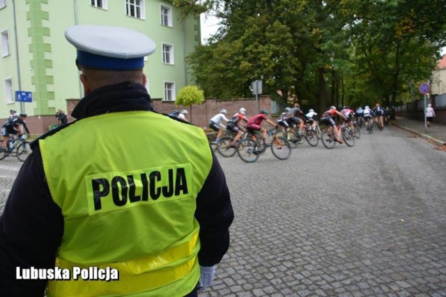 Policjanci z Krosna Odrzańskiego odeskortowali kobietę do pobliskiego szpitala podczas zabezpieczania wyścigu kolarskiego.