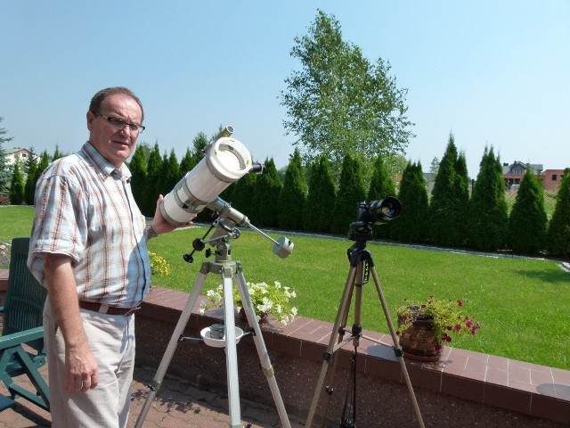 1.Janusz Bańkowski, skonstruował pierwszy teleskop w Bełchatowie, by obserwować gwiazdy. Pasją do astronomii zaraża innych