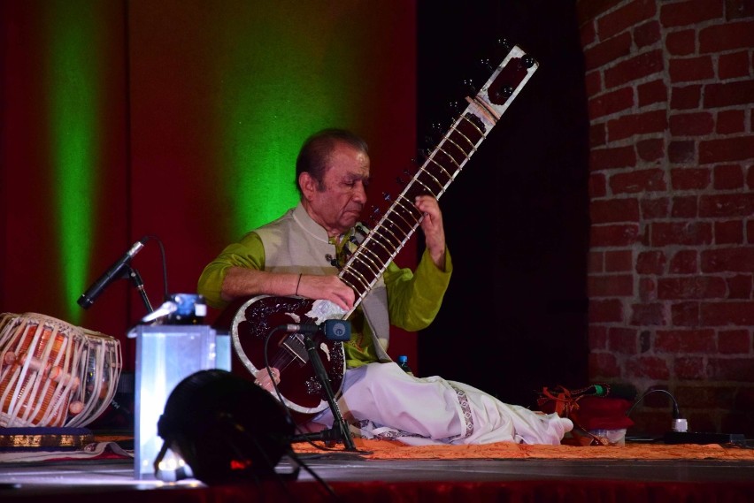 Muzyka indyjska na Zamkowych Kameraliach w Malborku [ZDJĘCIA]. Mistrz sitaru "zahipnotyzował" publiczność