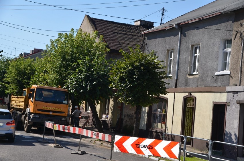 Przebudowa wodociągu i chodnika ruszyła na Placu Niepodległości w Błaszkach ZDJĘCIA