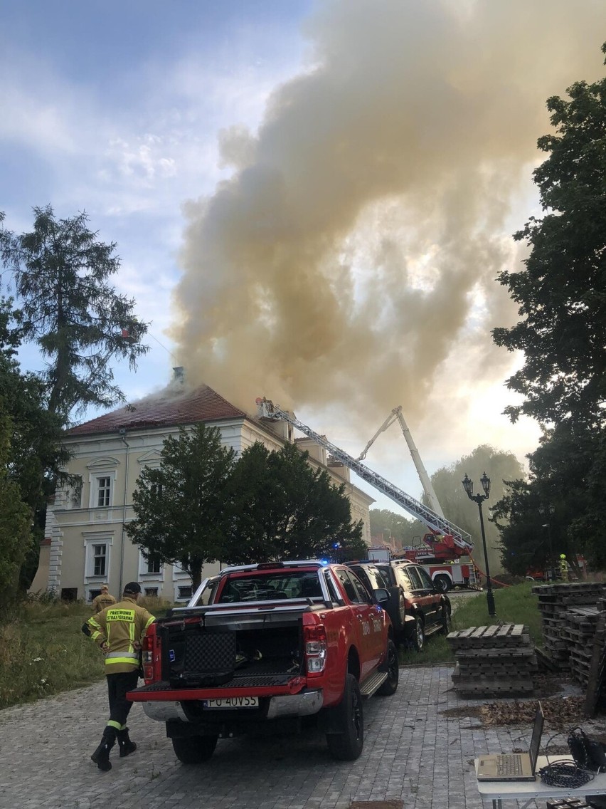 Zgłoszenie o pożarze pałacu w Konarzewie strażacy otrzymali...
