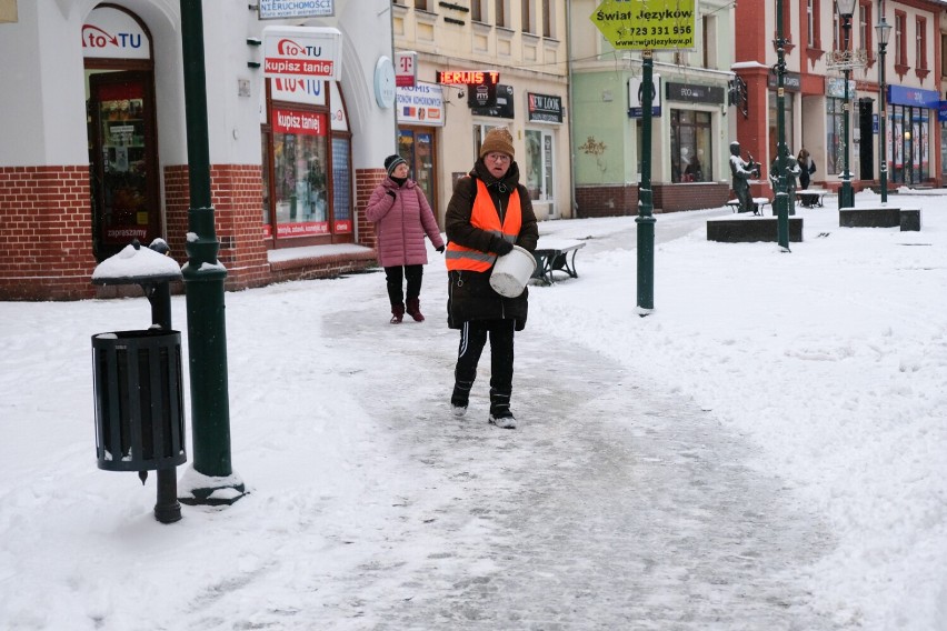 W Żarach znowu sypnęło śniegiem. Tak wyglądają drogi w...