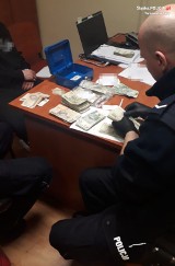 Policjanci z Radzionkowa rozwiązali zagadkę tajemniczej kasetki. W środku było mnóstwo pieniędzy