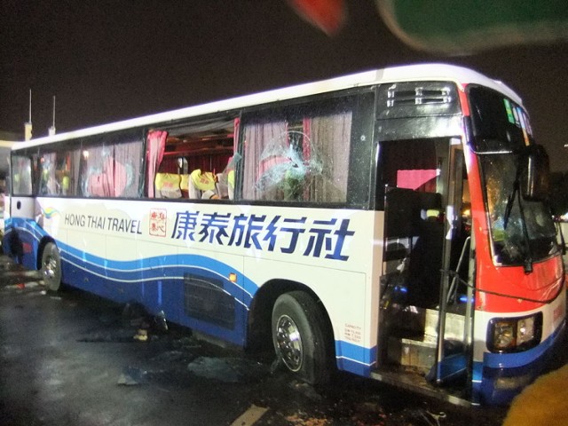 Zniszczony autobus, główne miejsce dramatu zakładników w Manili (http://commons.wikimedia.org/wiki/File:2010_Manila_hostage_crisis_bus.JPG)