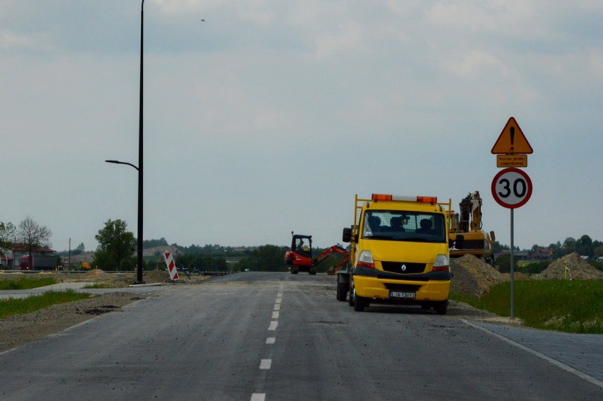 Trwa drugi etap budowy ul. Inwestorskiej w Borownicy. Sprawdź, jak przebiegają prace. Zobacz zdjęcia