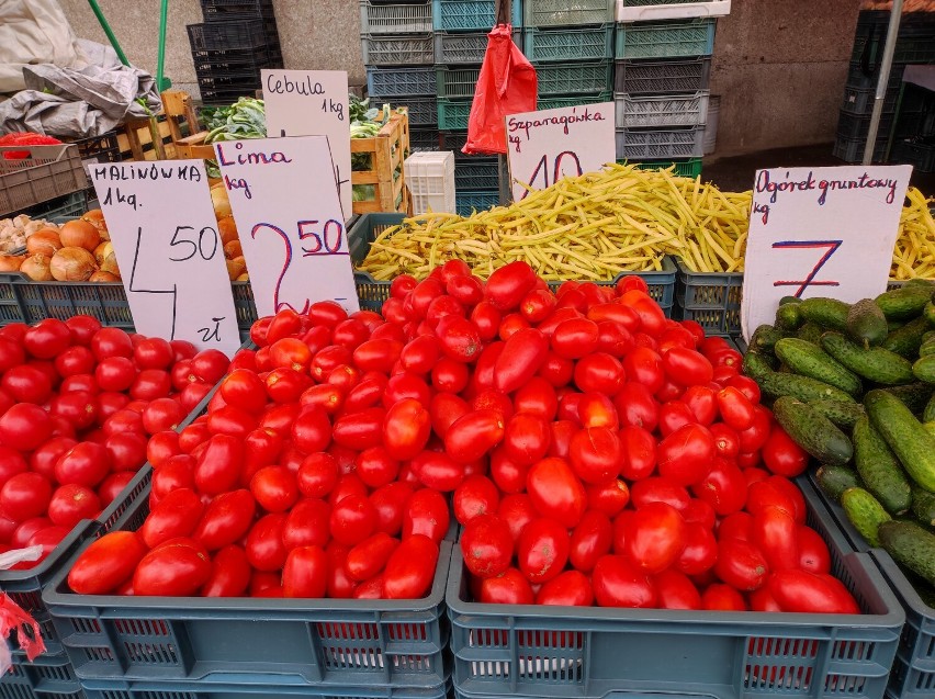 Takie są ceny warzyw i owoców na targowisku w Rzeszowie. Po ile ziemniaki, pomidory, marchew? Sprawdziliśmy ceny na rynku! Zobacz zdjęcia