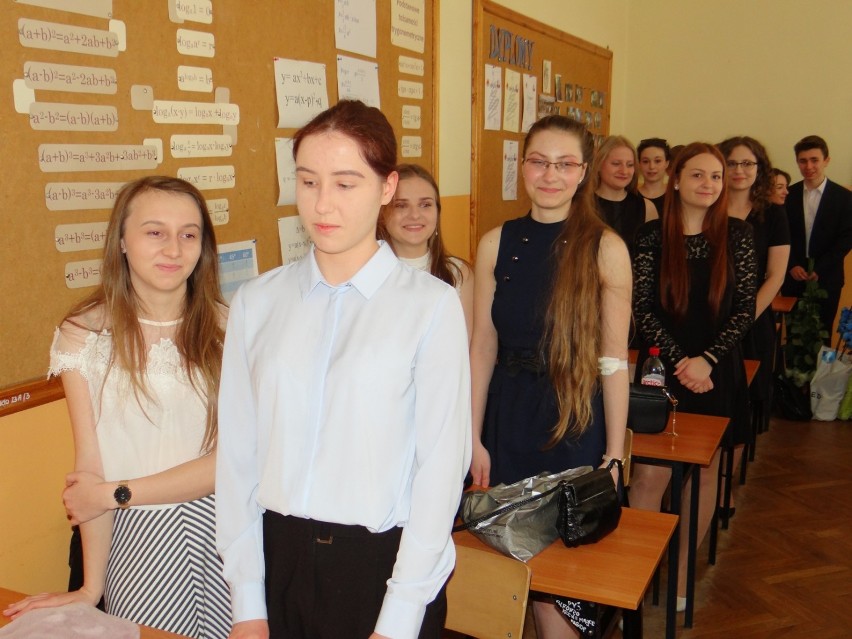 Radomsko: maturzyści z II LO odebrali świadectwa i zakończyli rok szkolny [ZDJĘCIA]