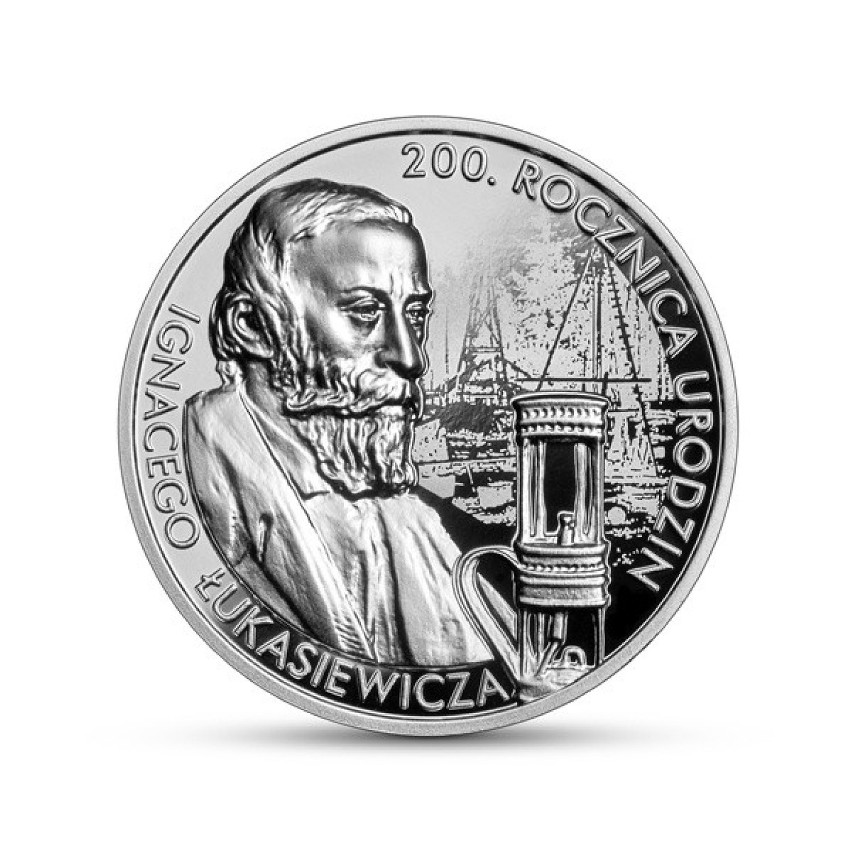 Na rewersie monety poświęconej Ignacemu Łukasiewiczowi...