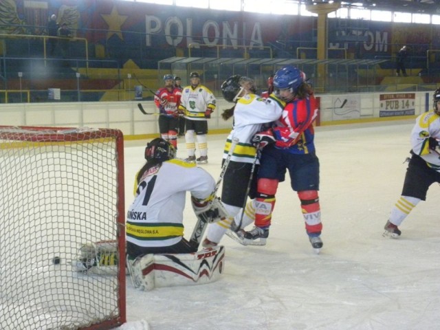 Pojedynek tegorocznego turnieju z okazji Dnia Kobiet, TMH Bisset Polonia Bytom - UKS Białe Jastrzębie 4-3