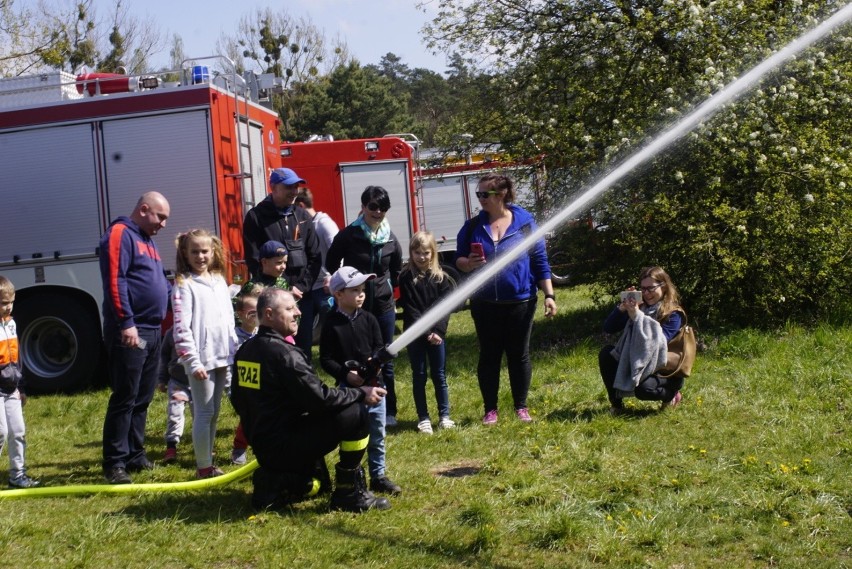 Strzeszynek: Strażacy zrobili pokaz na śmigus-dyngus. Odbył się charytatywny piknik na plaży, aby zbierać pieniądze dla dzieci