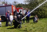 Strzeszynek: Strażacy zrobili pokaz na śmigus-dyngus. Odbył się charytatywny piknik na plaży, aby zbierać pieniądze dla dzieci