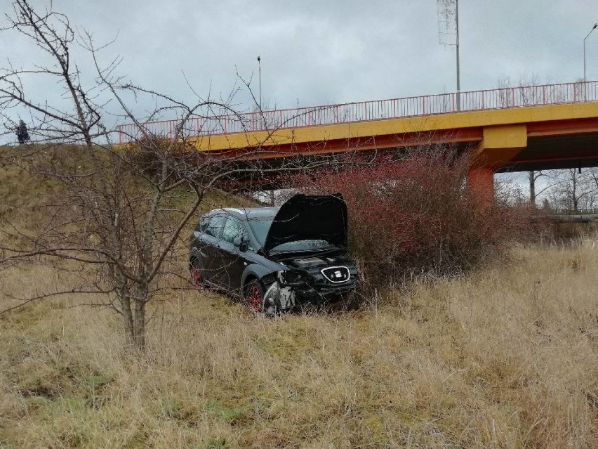 Samochód spadł z wiaduktu w Legnicy na al. Piłsudskiego! [ZDJĘCIA]