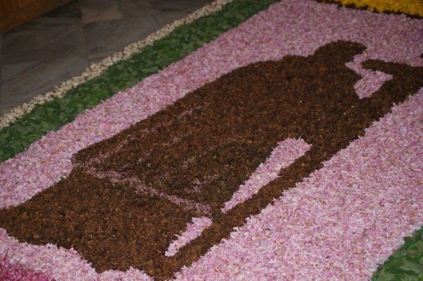 Dywan kwiatowy w klasztorze oo. Pasjonistów w Rawie [ZDJĘCIA]