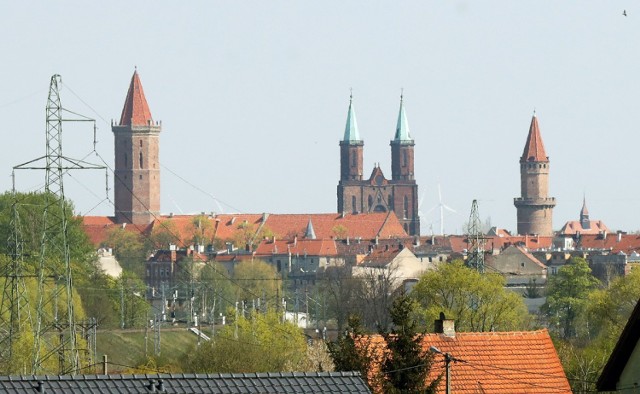 Tak wygląda Legnica widziana z wiaduktu drogi ekspresowej S3.