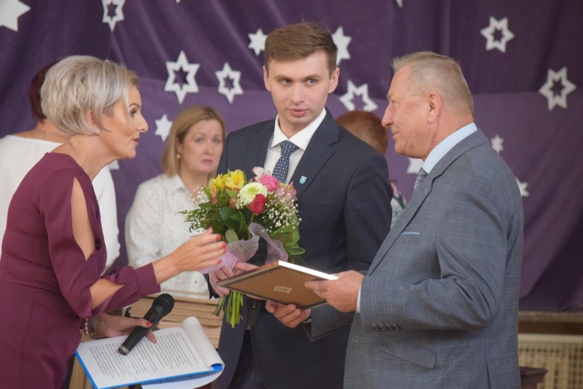 50 lat Szkoły Podstawowej w Złoczewie. Uroczysta akademia na koniec bogatych, trwających cały tydzień obchodów ZDJĘCIA