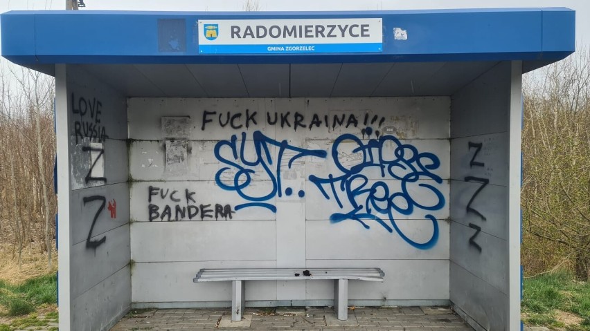 Wandale w akcji. Przystanek w Radomierzycach pokryty antyukraińskimi napisami