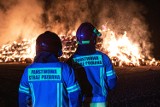 Pożar w Konarzewie. Kilkaset balotów gasiło 5 zastępów straży pożarnej [ZDJĘCIA]