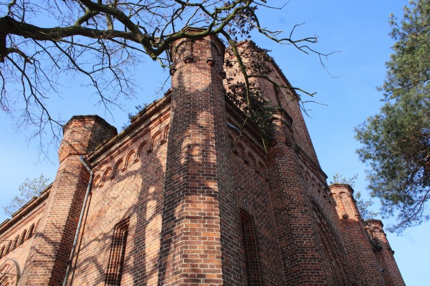 Ruiny kościoła ewangelickiego w Grodźcu stoją tam od lat. Znasz historię tego miejsca? [FOTO]