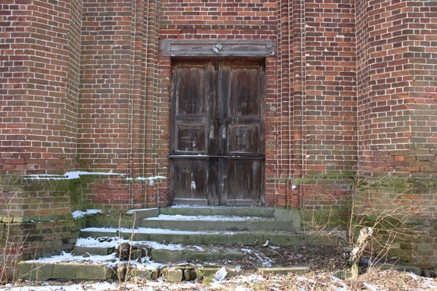 Ruiny kościoła ewangelickiego w Grodźcu stoją tam od lat. Znasz historię tego miejsca? [FOTO]