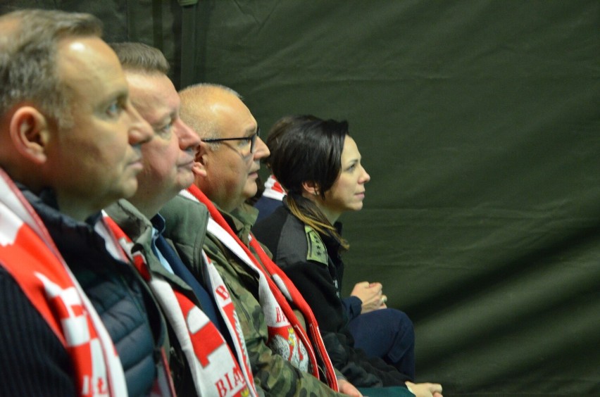 Prezydent Andrzej Duda oglądał mecz z żołnierzami...