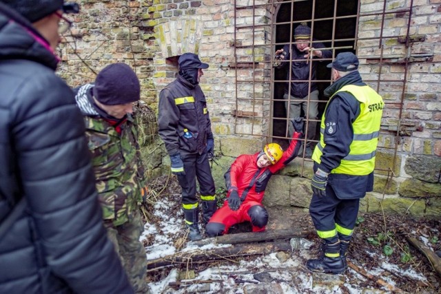 Minęło 17 dni od zaginięcia Michała Rosiaka. W niedzielę rano do Poznania dotarła około 60-osobowa grupa z Turku i okolic. Przyjechali bliscy zaginionego studenta, grotołazi, wolontariusze, strażacy, a wśród nich druhowie z OSP Turkowice, rodzinnej wsi Michała. Do nich dołączyli poznaniacy. 

Przejdź do kolejnego zdjęcia --->