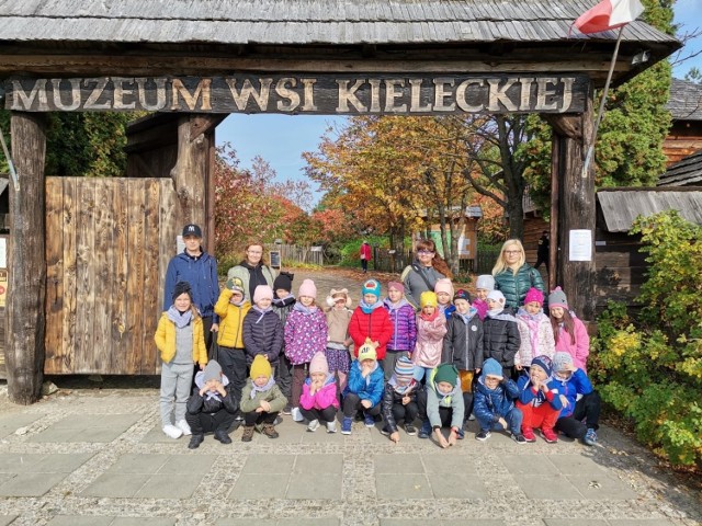 Dzieci z Przedszkola numer 1 w Jędrzejowie na wycieczce w Parku Etnograficznym w Tokarni.