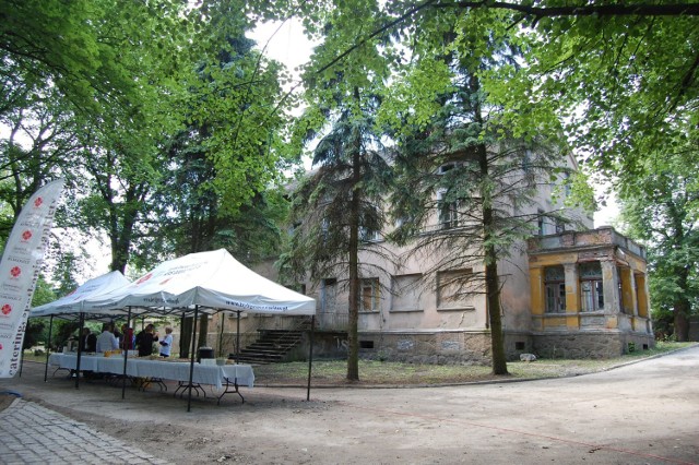 Położony w parku dwór w Olszewce wymaga kapitalnego remontu. To w tym  miejscu powstać ma stacjonarne hospicjum