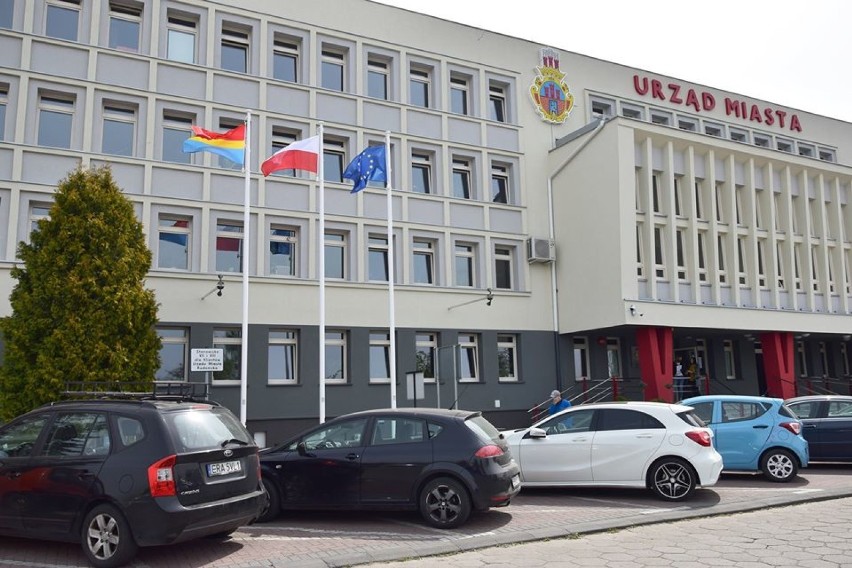 Nowe maszty i flagi przed wyremontowanym urzędem miasta w Radomsku