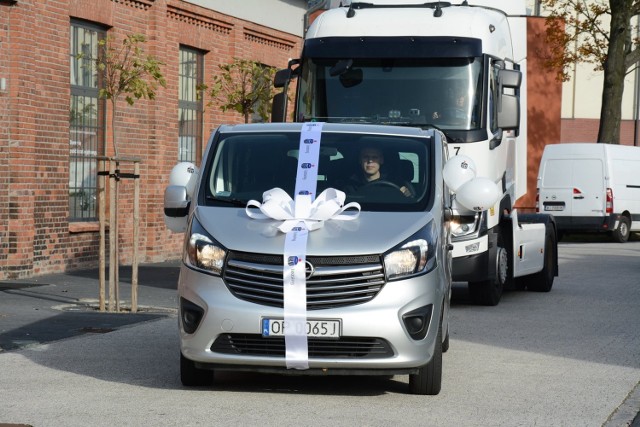 Przekazanie samochodu i prezentów w Centrum Kluczborska Bajka