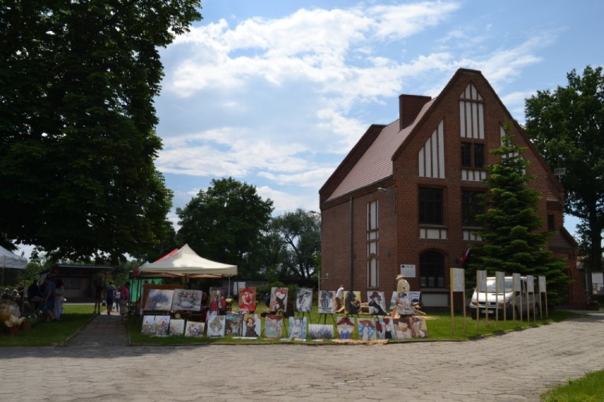 Święto truskawki podczas pierwszego jarmarku produktu lokalnego w Dziadowej Kłodzie (GALERIA)