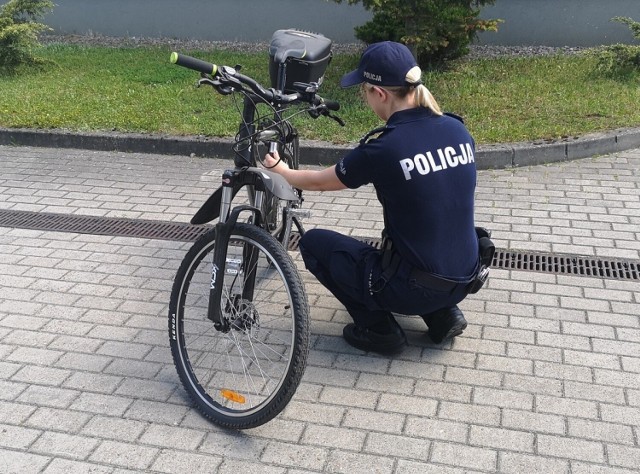 Kartuscy policjanci radzą jak zabezpieczyć rower czy hulajnogę przed kradzieżą.