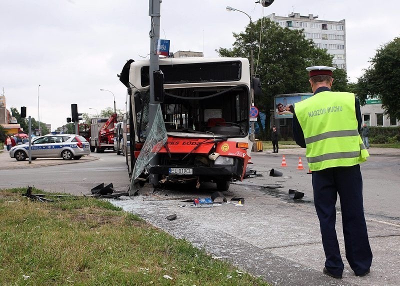 Zderzenie samochodu z autobusem na Lutomierskiej [ZDJĘCIA]