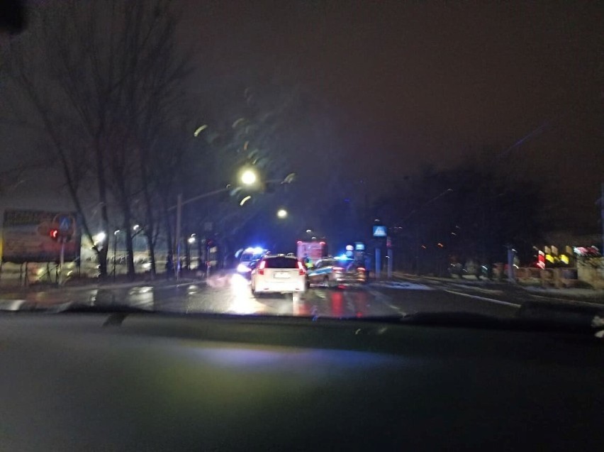 Samochód potrącił kobietę na ul. Zabrzańskiej w Bytomiu. Policja na miejscu bada przyczyny wypadku