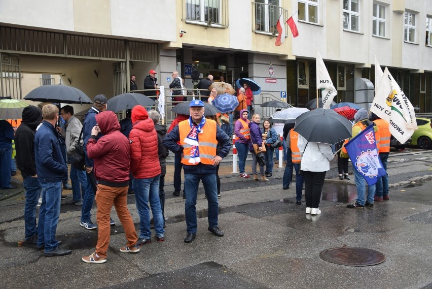 Protest hutników pod Sądem Rejonowym w Częstochowie [ZDJĘCIA] "Chcemy inwestora, nie likwidatora"