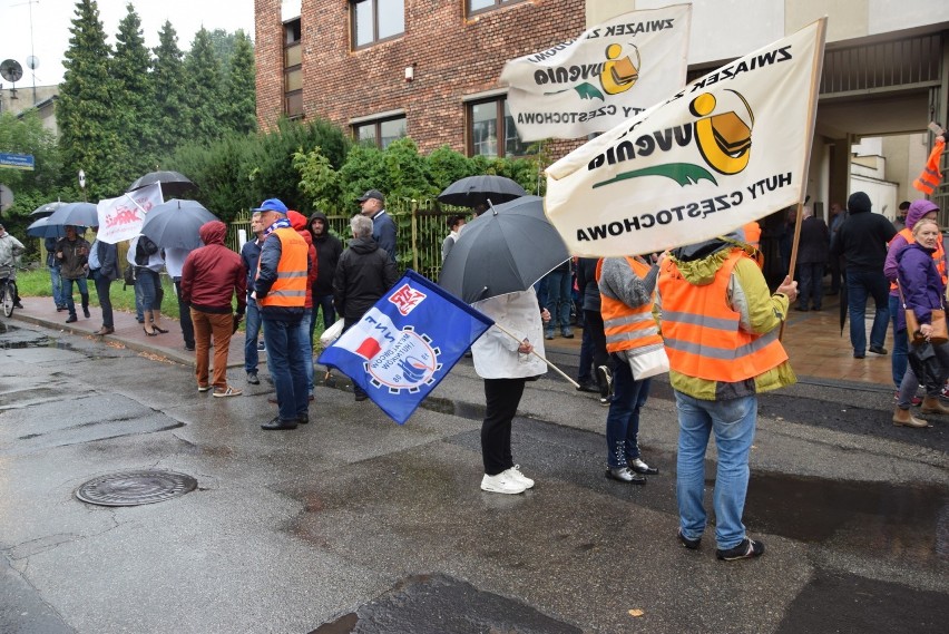 Protest hutników pod Sądem Rejonowym w Częstochowie [ZDJĘCIA] "Chcemy inwestora, nie likwidatora"